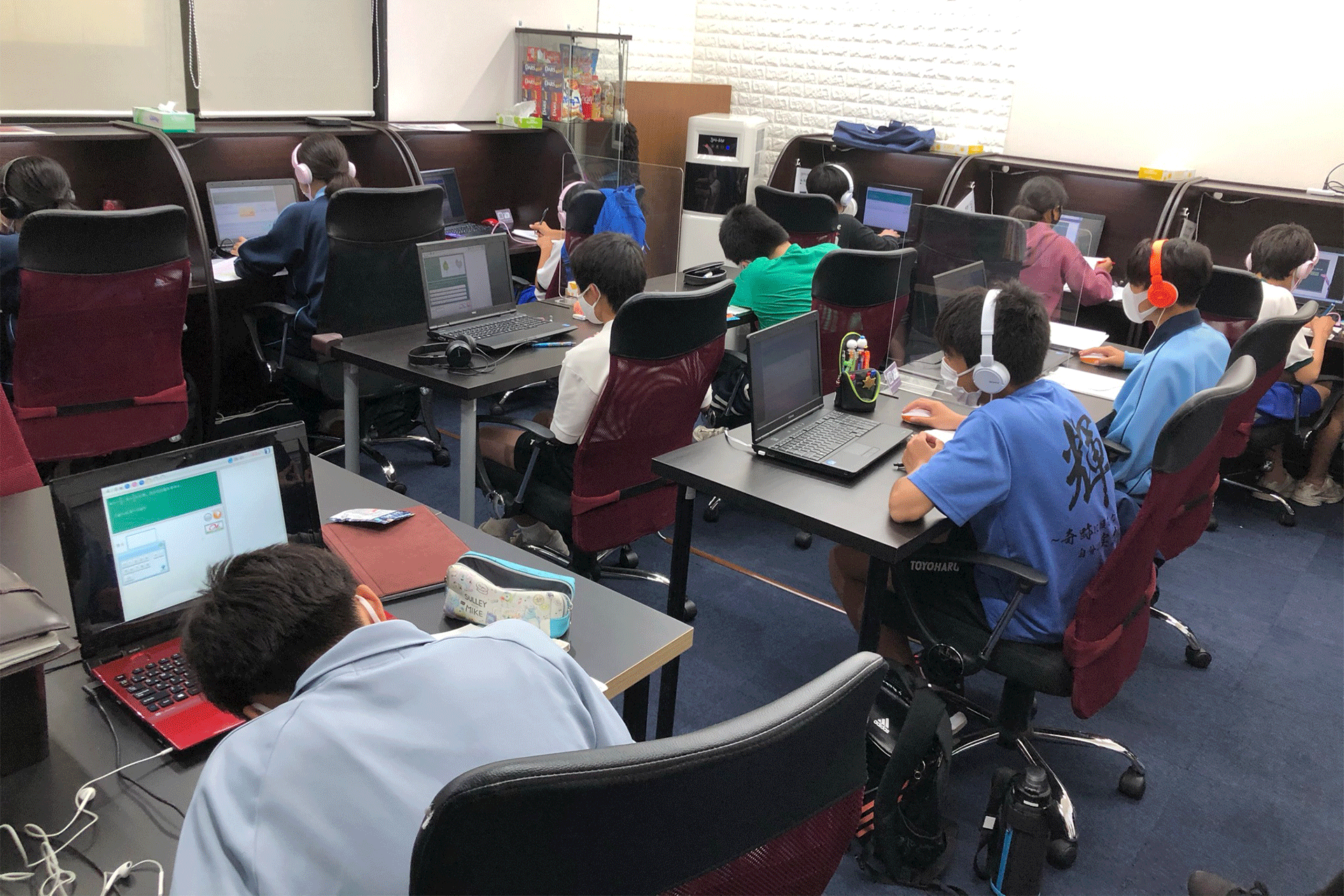 MAPSの教室風景 - デジタル教材で学習中の生徒たち